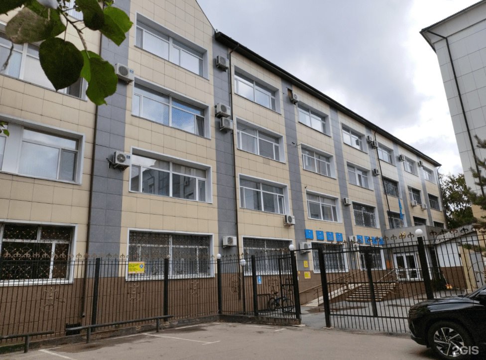 Беттен бір ұрып, ақша талап еткен: СҚУ студенті сотталды