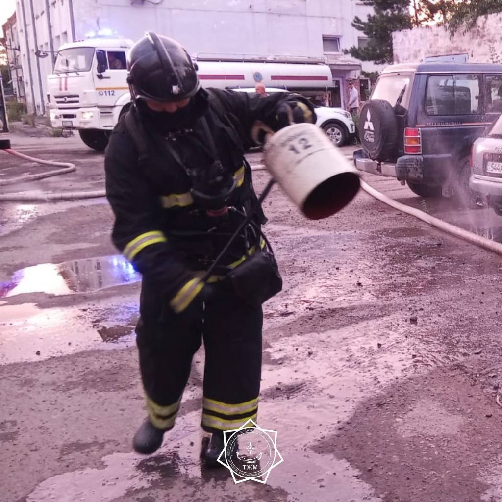 Петропавлда өртеніп жатқан шеберханадан 16 баллон шығарылды