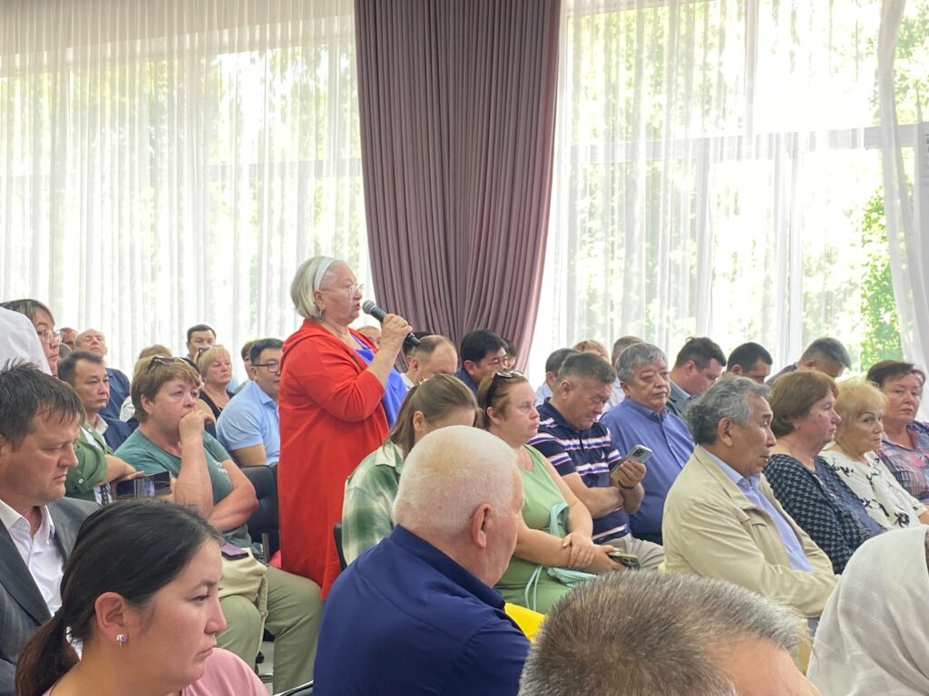 Кто будет отвечать? Асфальт проваливается в одном из дворов Петропавловска