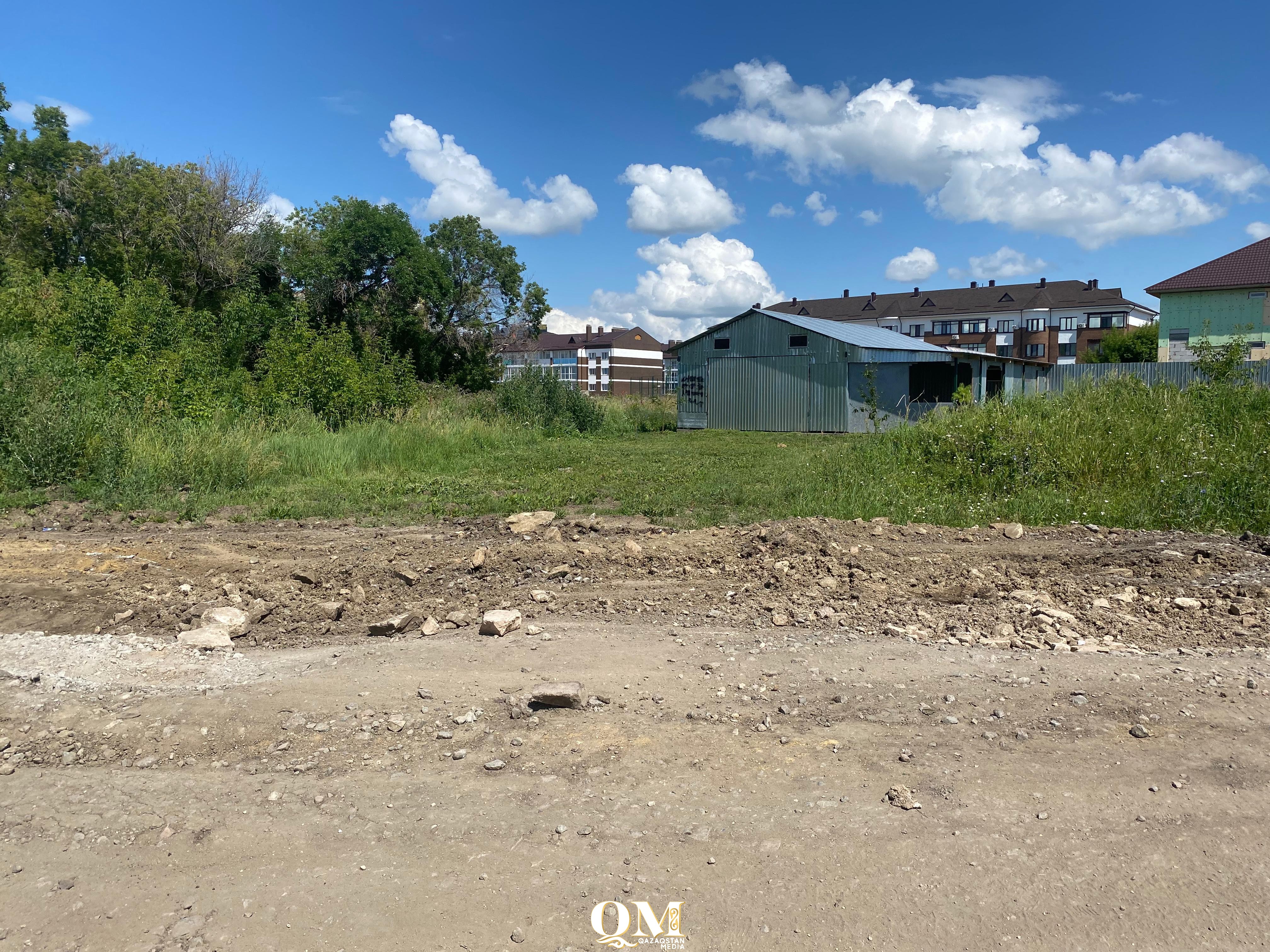 Дорога не выдержала: в Петропавловске большегрузы разрушили новый асфальт