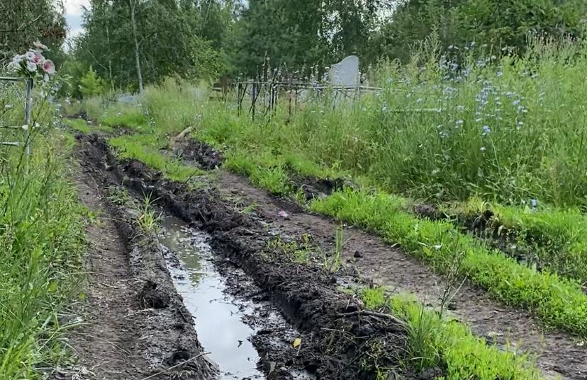 Чтобы гроб нести не по грязи – дорогу на кладбище в Петропавловске восстанавливают предприниматели