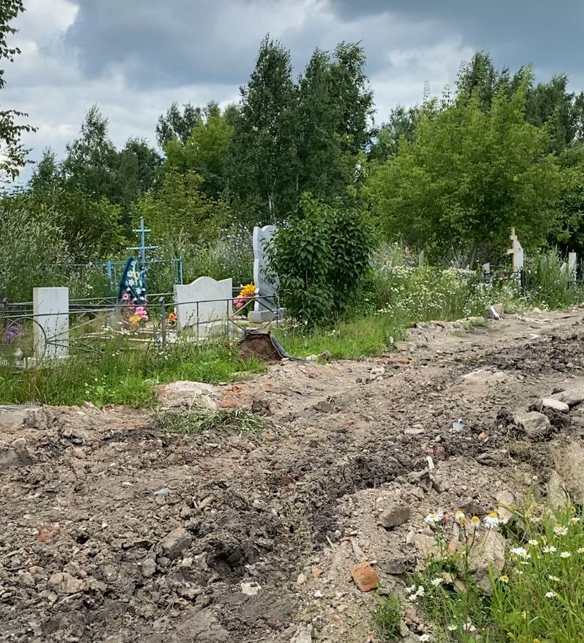 Чтобы гроб нести не по грязи – дорогу на кладбище в Петропавловске восстанавливают предприниматели