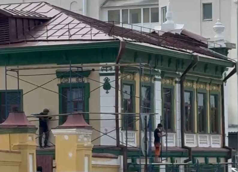 Краска, кирпич и терпение: Дом невесты вновь перекрашивают в Петропавловске