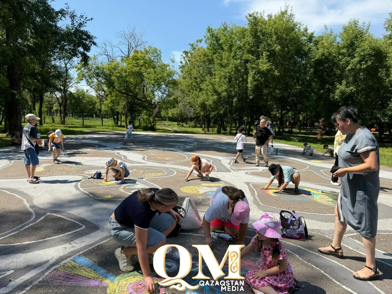 Петропавлдық жеткіншектер асфальт үстіне арманындағы қалаларын салды