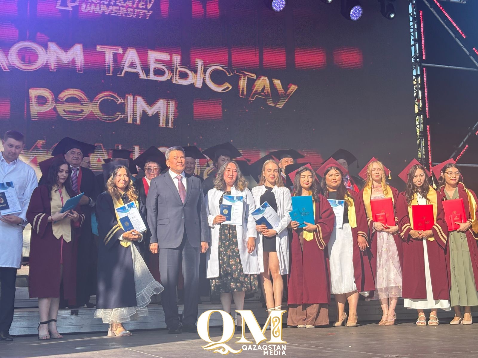 Қозыбаев университетінің үздік және белсенді 400-ге жуық студентіне диплом табысталды