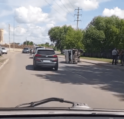 Петропавлда қоғамдық көлікпен соқтығысқан машина аударылды