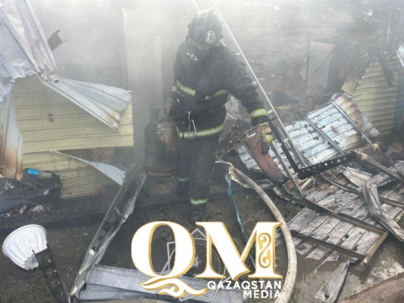 Ауылдағы өрт: Құтқарушылар дер кезінде газ баллонын сыртқа алып шықты
