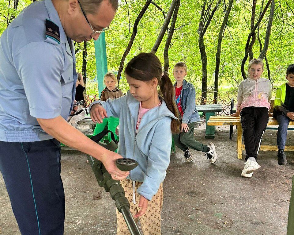 Как расследуют преступления, полицейские показали школьникам в детском лагере СКО