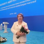 Президент вручил награду ветерану образования Шолпан Аблемовой из СКО