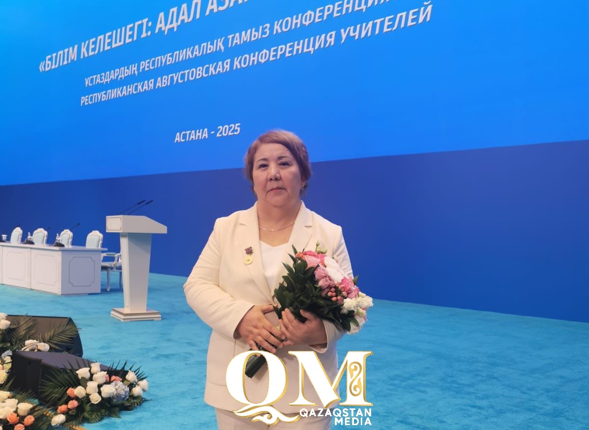 Президент вручил награду ветерану образования Шолпан Аблемовой из СКО