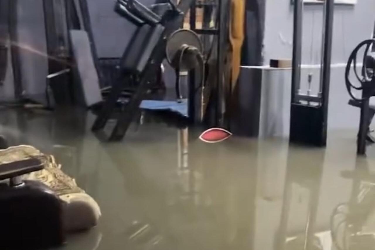 Коллектор полный, вода прибывает. Как после дождя топит Петропавловск