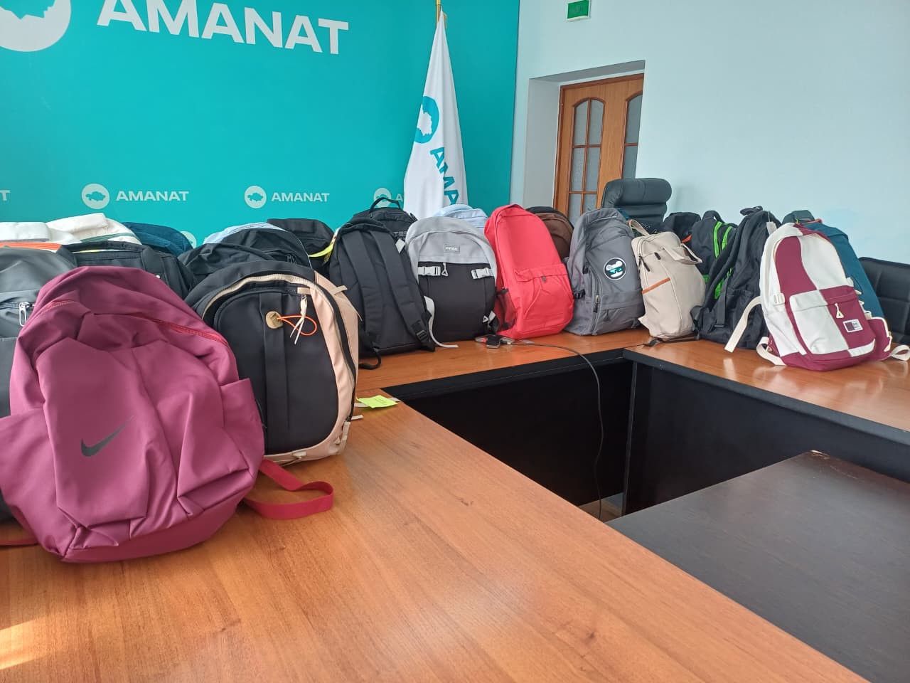 Рюкзаки с канцелярией от партии AMANAT получили 33 юных петропавловца