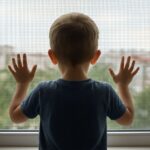 Уголовное дело завели на родителей 5-летнего мальчика, который выпал с третьего этажа в Петропавловске