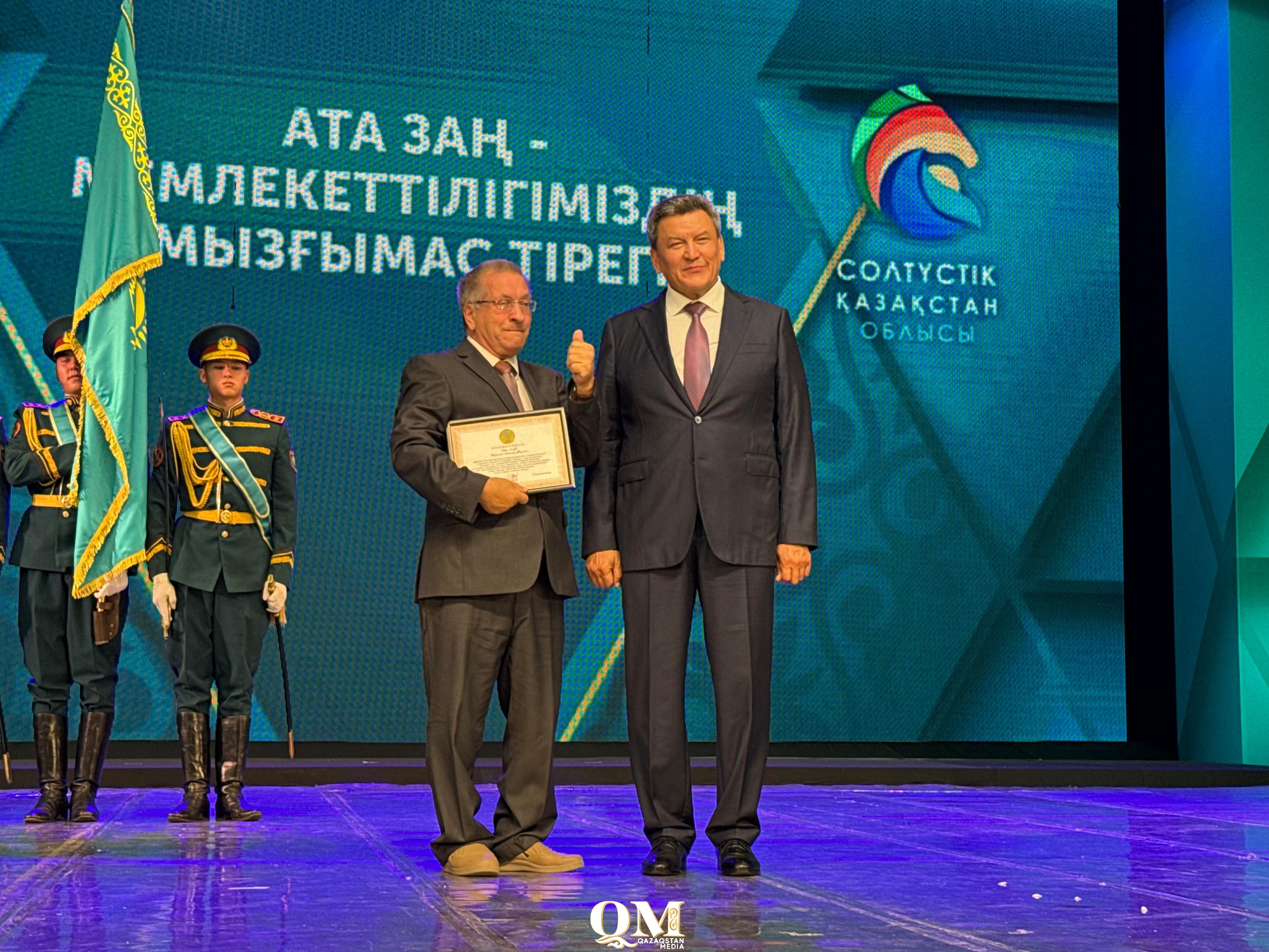 Медали, почетные грамоты, гранты вручил ко Дню Конституции аким СКО