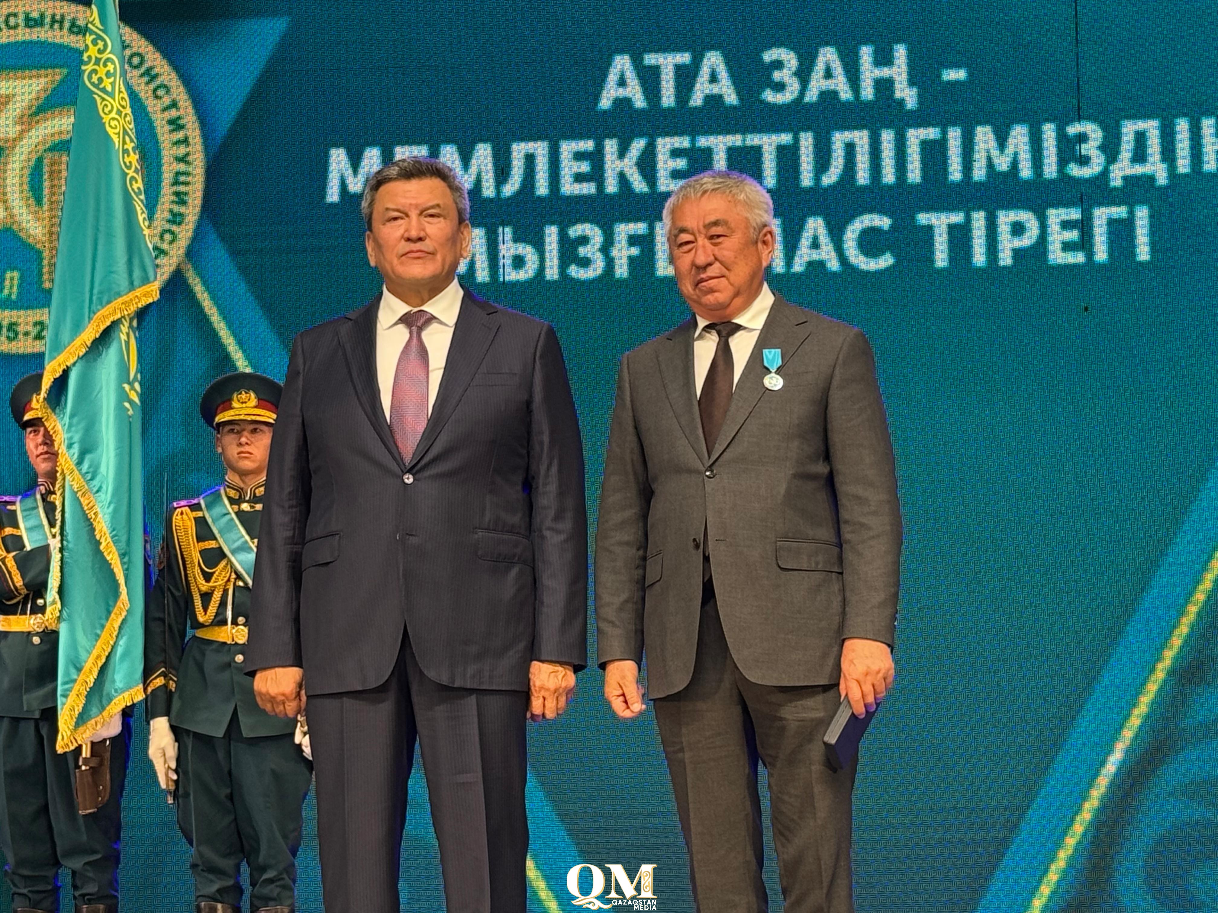 Медали, почетные грамоты, гранты вручил ко Дню Конституции аким СКО