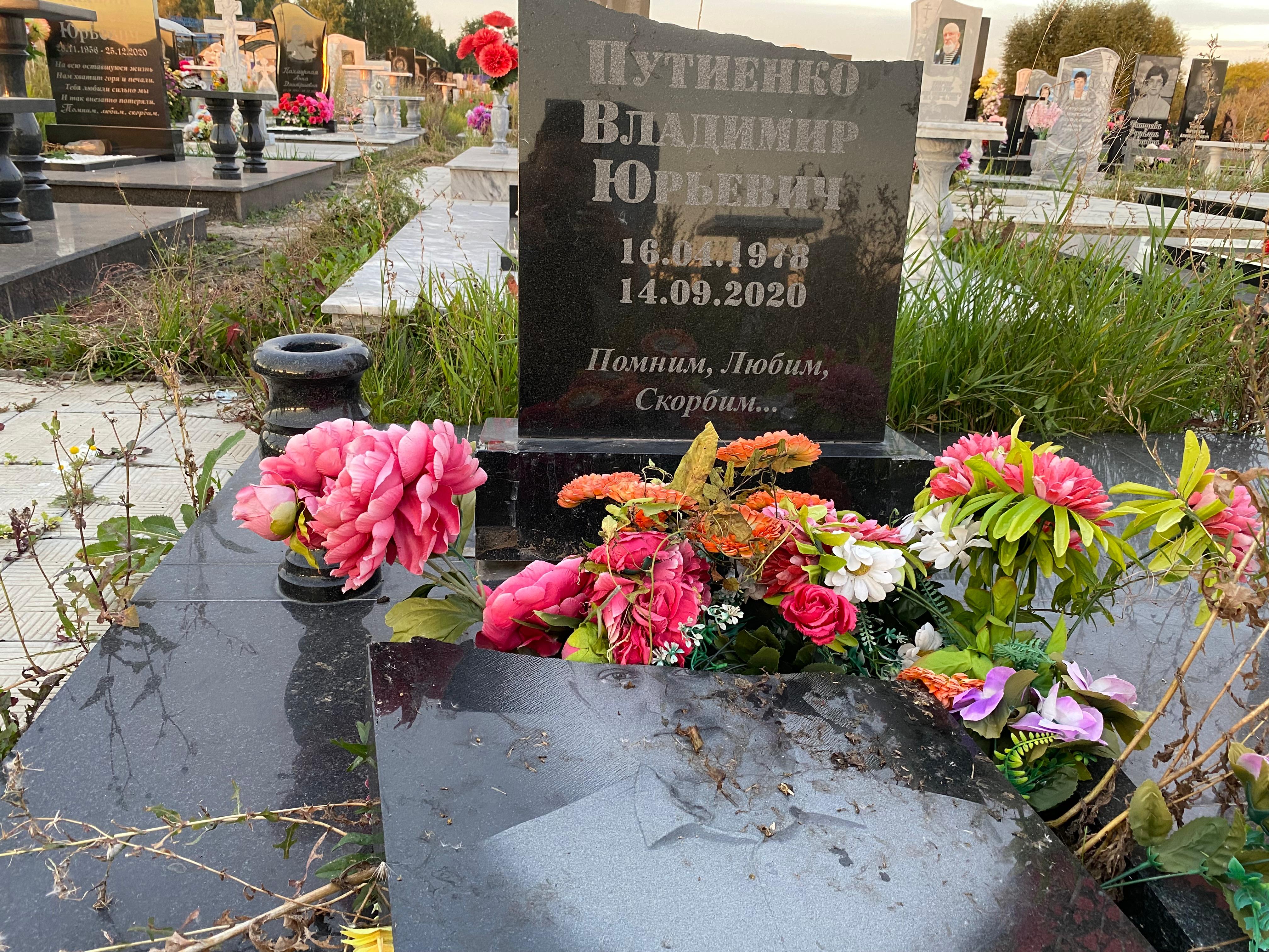 Могилы в щепки, охрана в неведении: кто устроил погром на кладбище в Петропавловске?