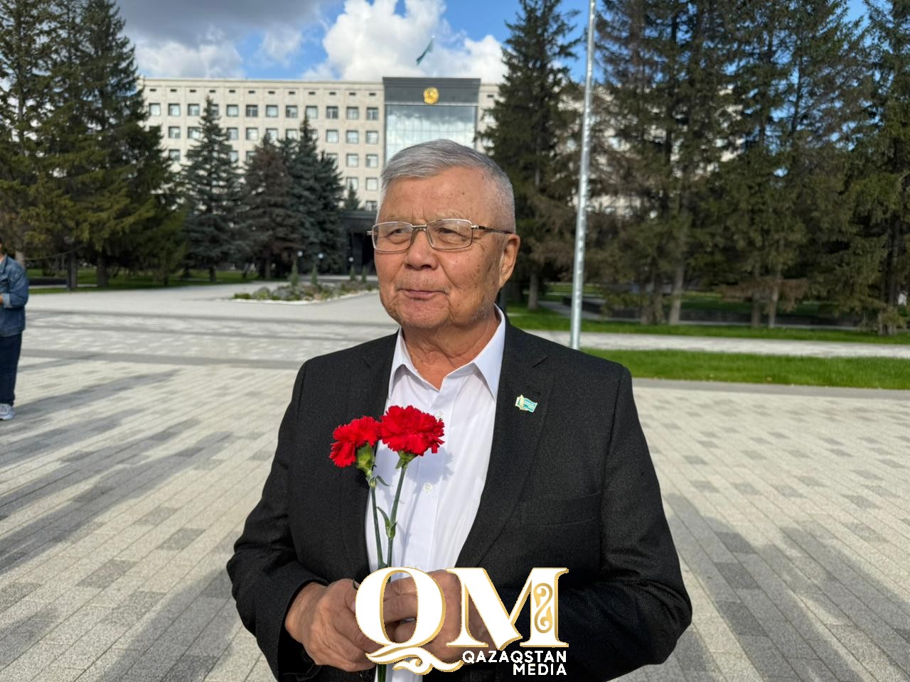 Петропавлдағы Абай мен Пушкин ескерткішіне гүл шоқтары қойылды
