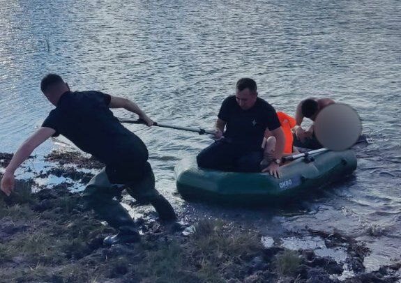 Дети перевернулись на лодке на озере в СКО