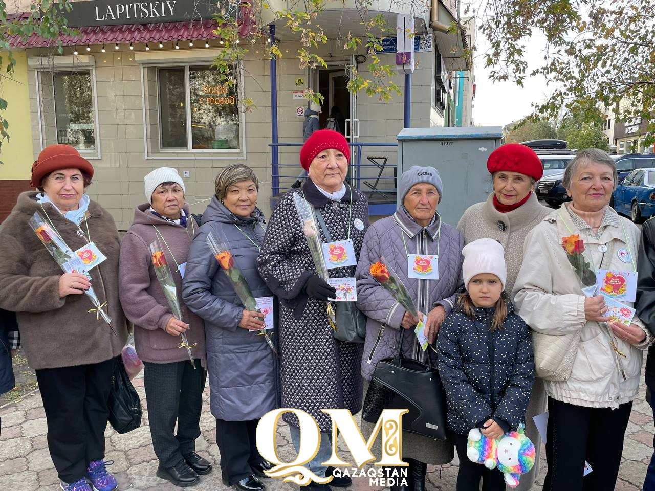 Настроение перед праздником поднимают пожилым людям волонтеры Петропавловска