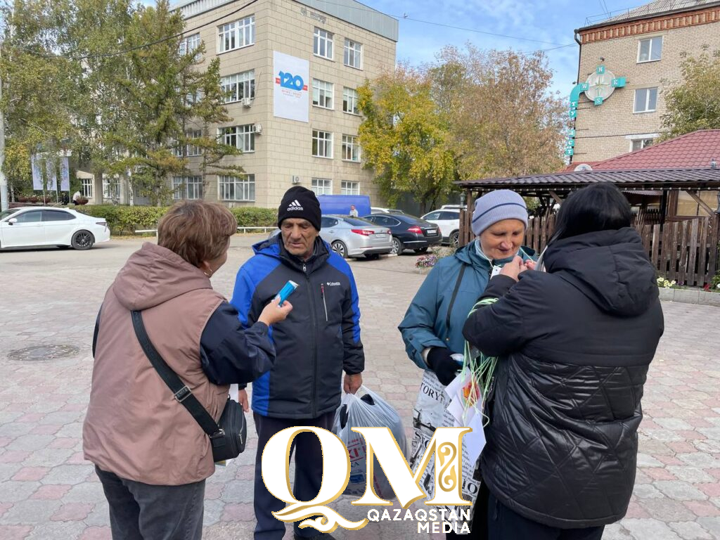 Настроение перед праздником поднимают пожилым людям волонтеры Петропавловска