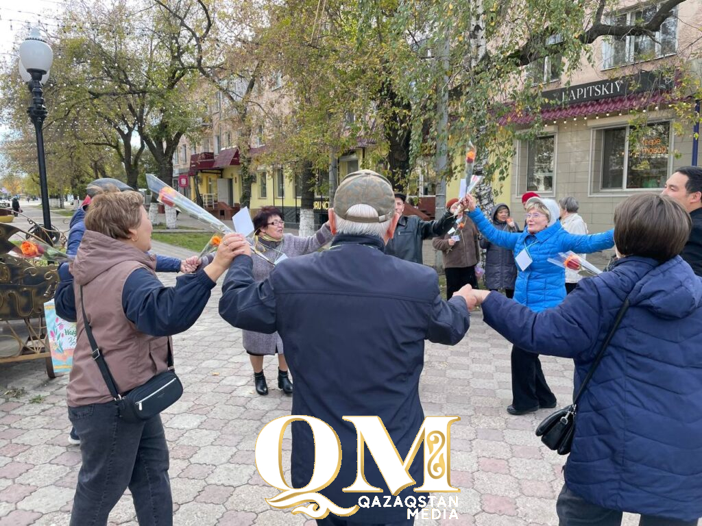 Настроение перед праздником поднимают пожилым людям волонтеры Петропавловска