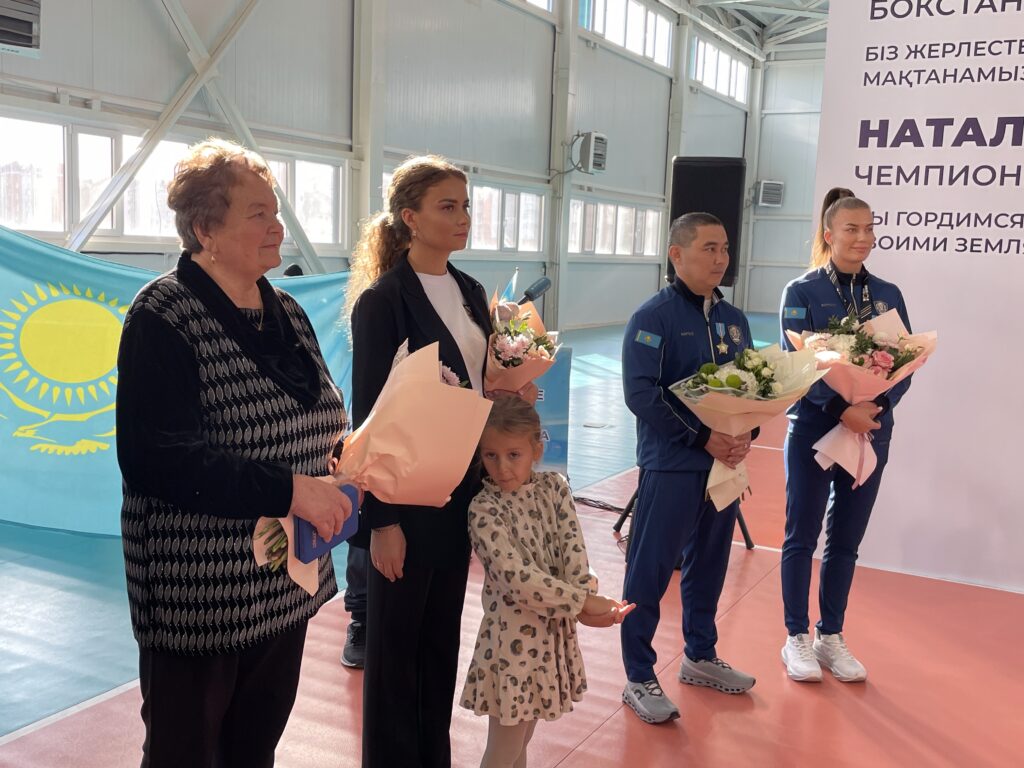 Автомобиль подарили чемпионке мира по боксу Наталье Богдановой из СКО