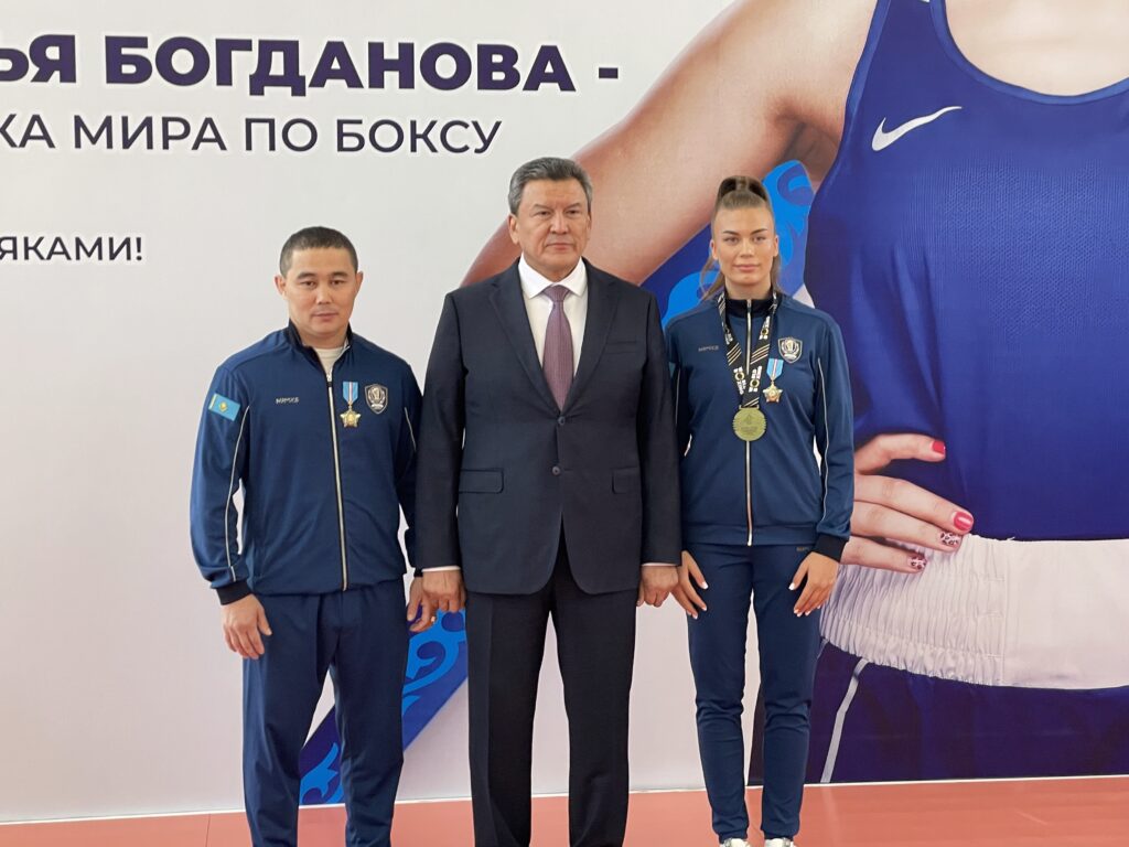 Автомобиль подарили чемпионке мира по боксу Наталье Богдановой из СКО