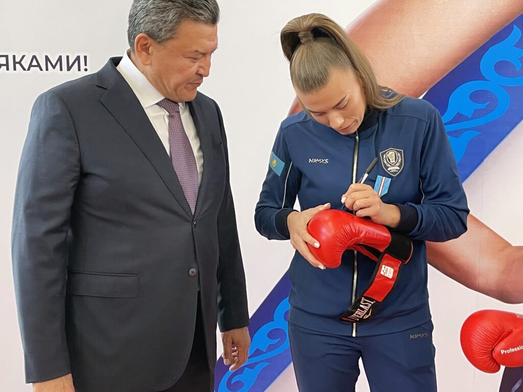 Автомобиль подарили чемпионке мира по боксу Наталье Богдановой из СКО