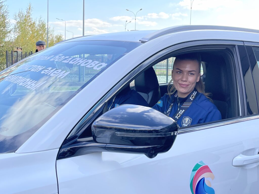 Автомобиль подарили чемпионке мира по боксу Наталье Богдановой из СКО