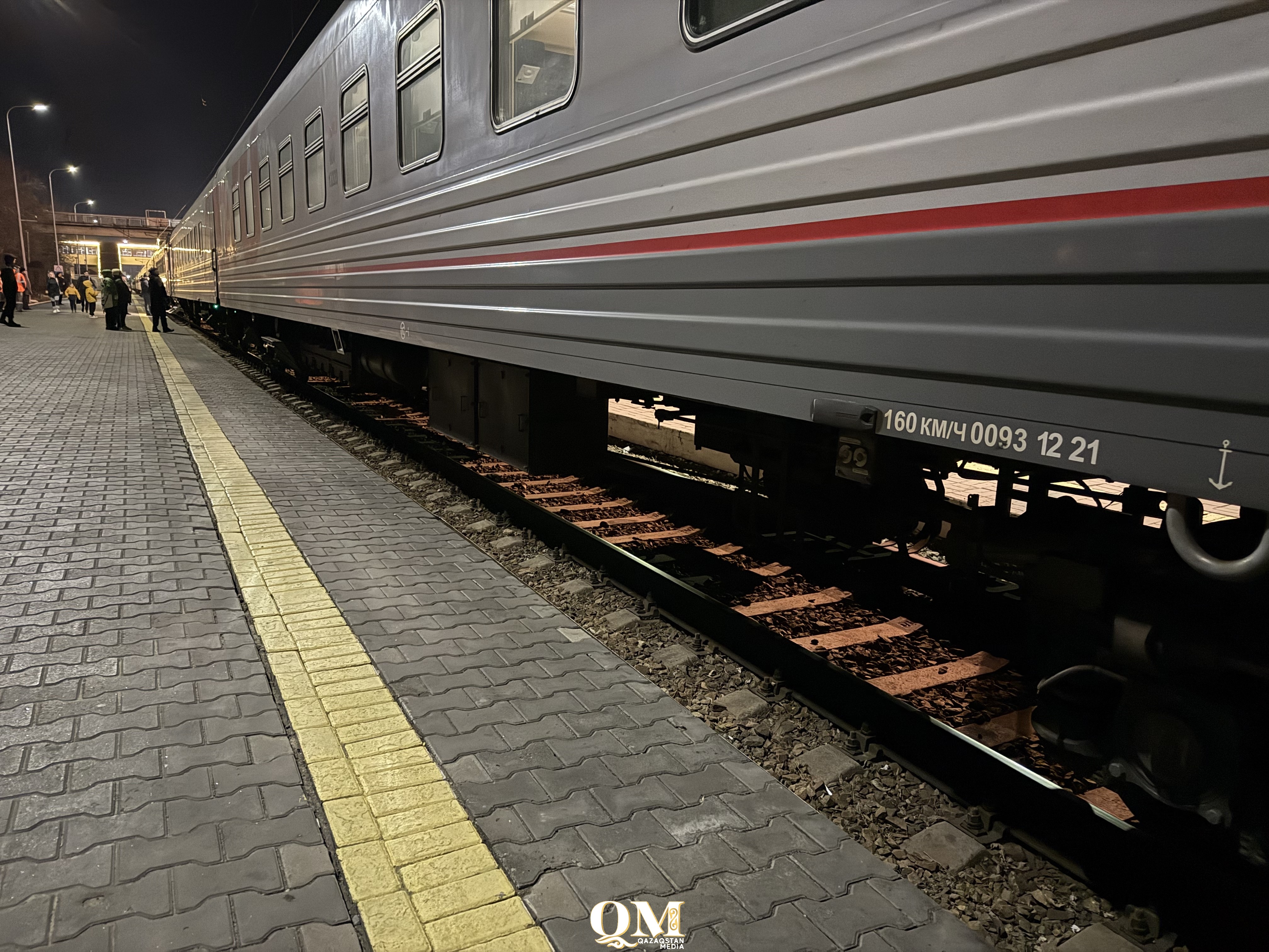 Переход в наушниках и под вагонами: почему казахстанцы гибнут под поездами