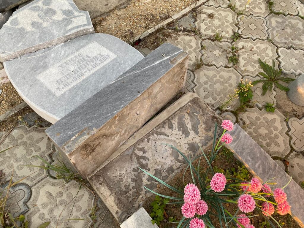 Памятники упали сами — полицейские прокомментировали инцидент на кладбище в Петропавловске
