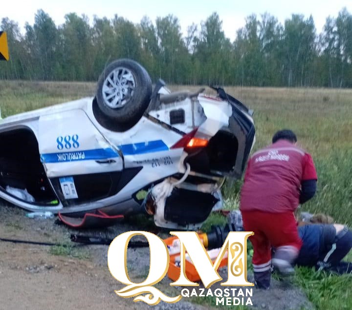 Двое полицейских попали в аварию на трассе в СКО