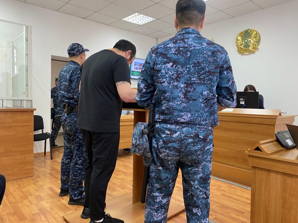 «Дружба» с рецидивистом? Как экс-замначальника УБОП СКО оказался на скамье подсудимых