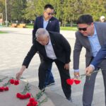 Петропавлдағы Абай мен Пушкин ескерткішіне гүл шоқтары қойылды