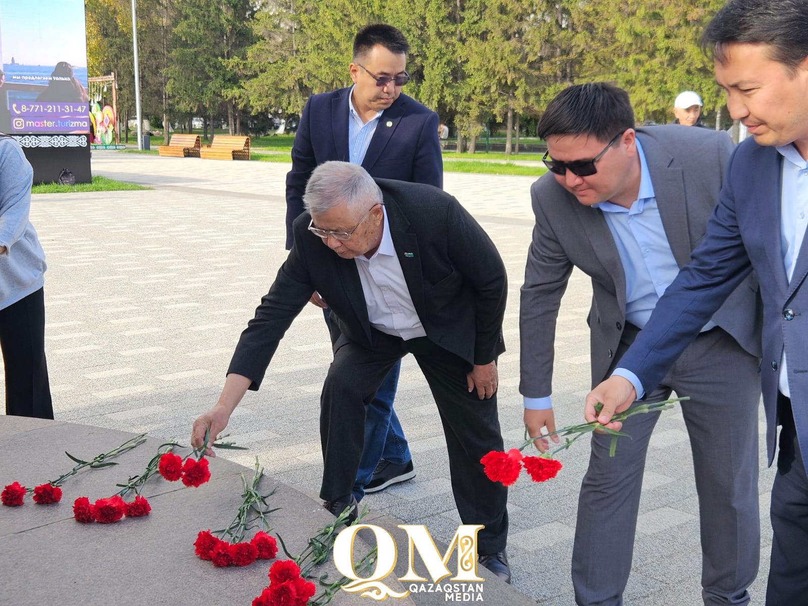 Петропавлдағы Абай мен Пушкин ескерткішіне гүл шоқтары қойылды