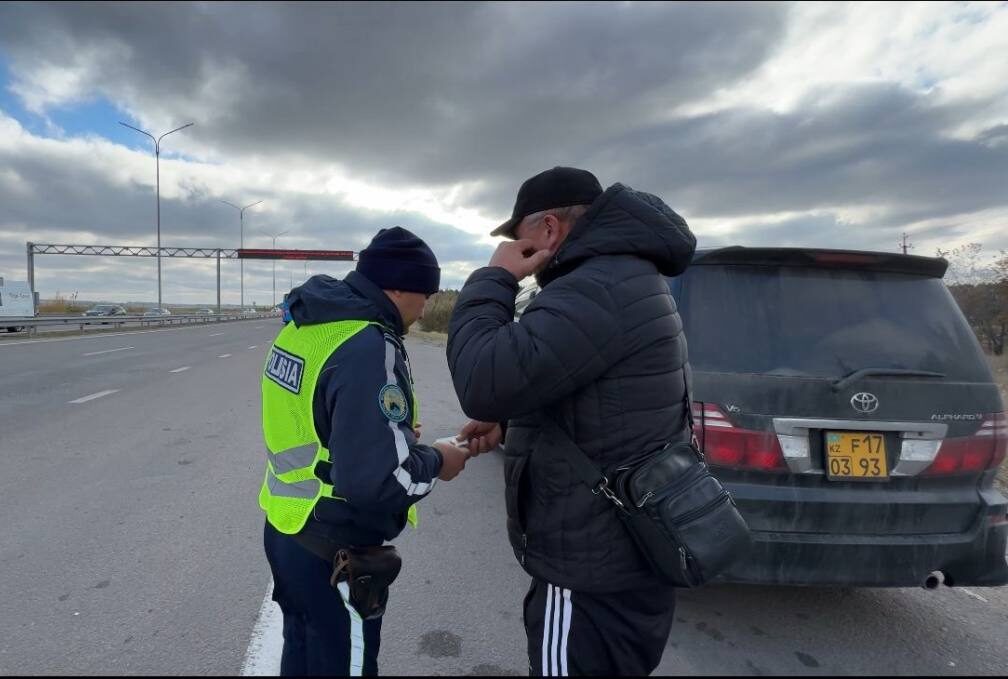 Пенсионера с гипертоническим кризом спасли полицейские на трассе в СКО