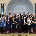 СҚО мұғалімдері Президент қолынан марапат алды