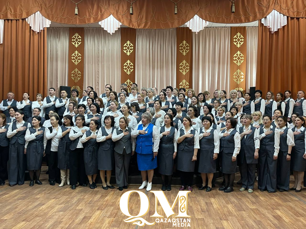 Гимн Казахстана одновременно исполнили 135 учителей Петропавловска