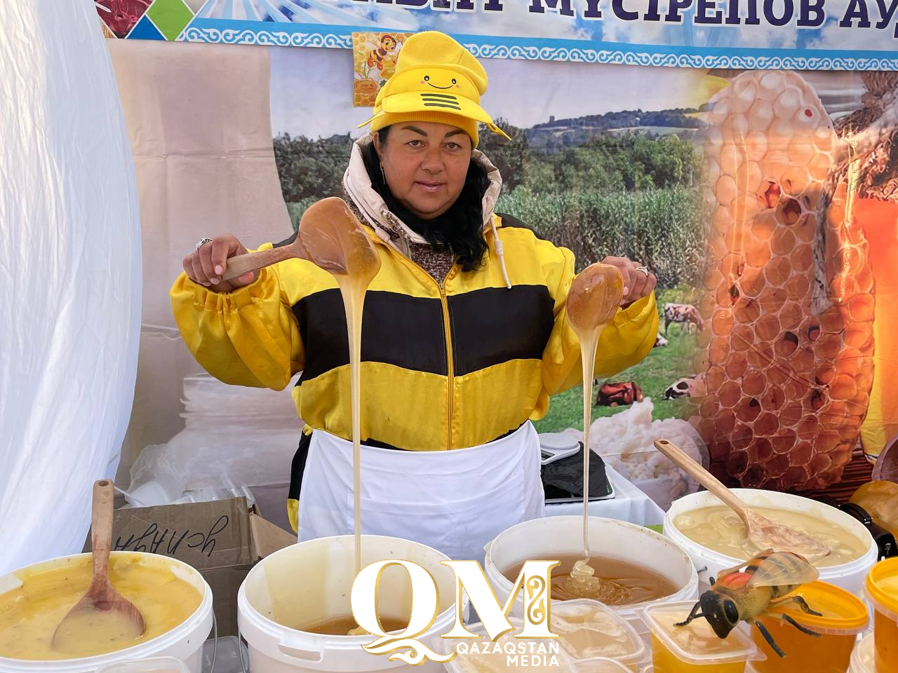 Мед, кумыс и гуси к празднику: больше тысячи тонн продукции привезли сельчане на ярмарку в Петропавловск