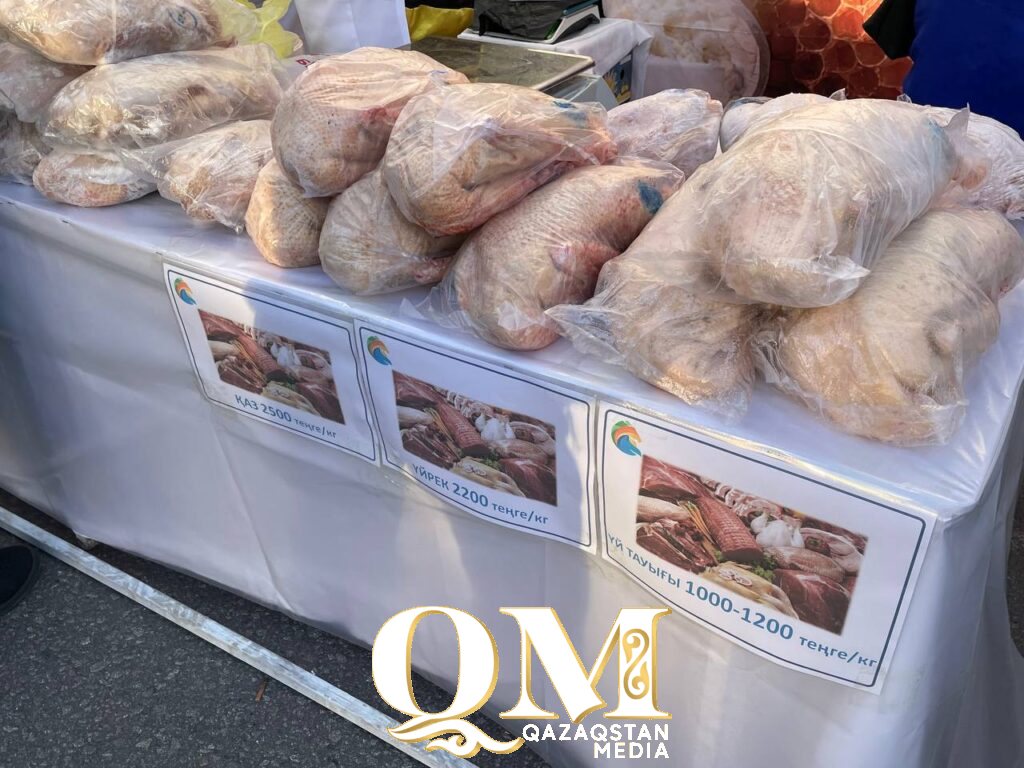 Мед, кумыс и гуси к празднику: больше тысячи тонн продукции привезли сельчане на ярмарку в Петропавловск