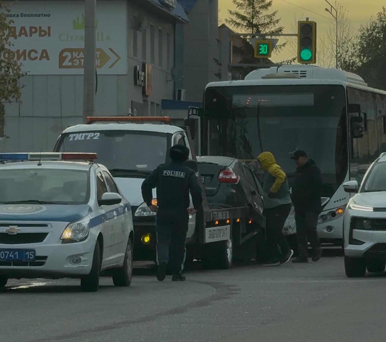Петропавлда автобус пен автокөлік соқтығысып, екі адам жарақат алды
