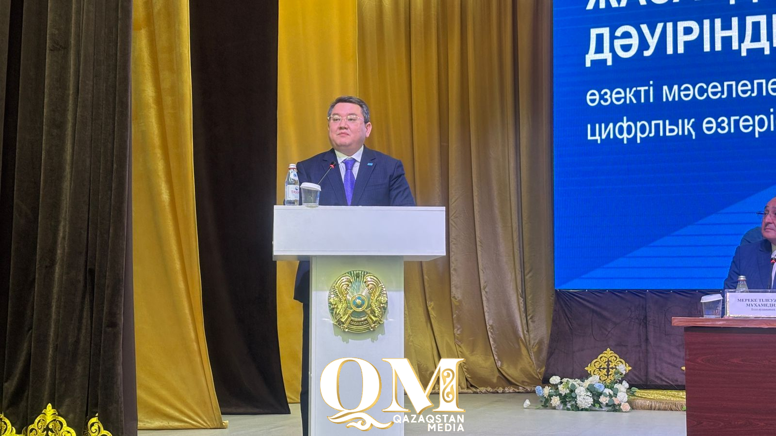 ҚР Президентінің кеңесшісі Мәлік Отарбаев Есіл ауданының тұрғындарымен кездесті