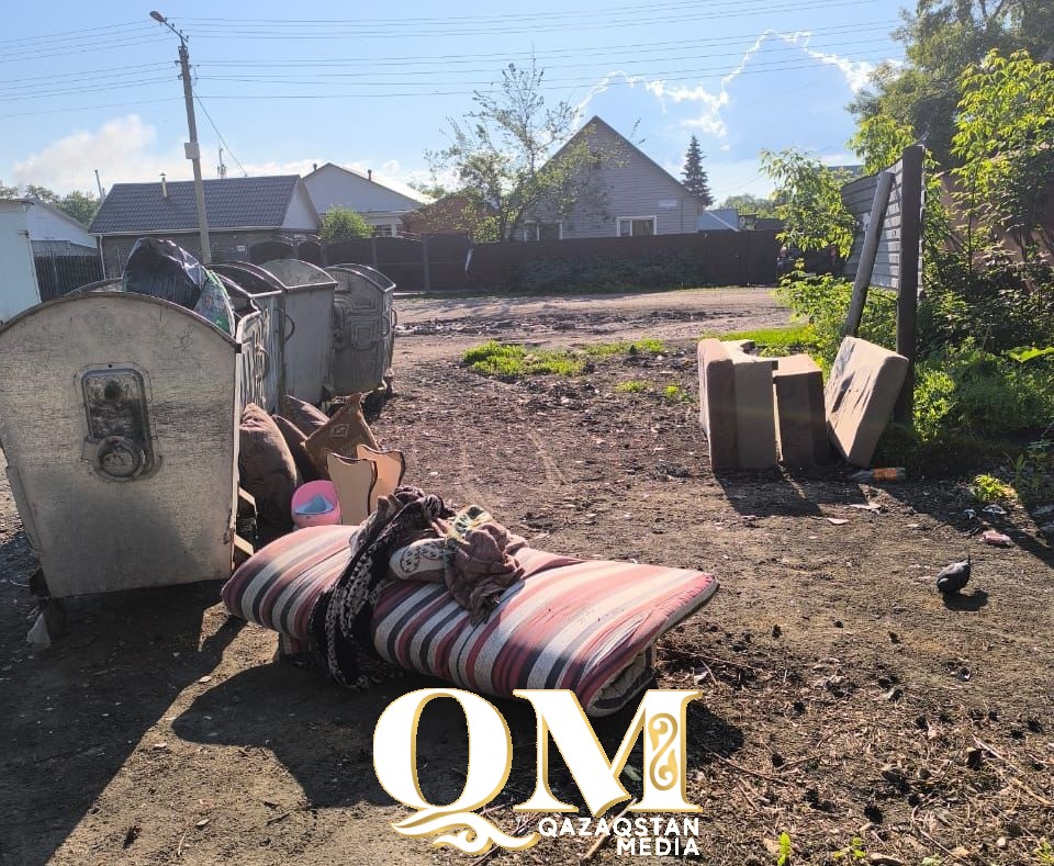 От мебели до стройотходов: петропавловцы превращают контейнерные площадки в свалки