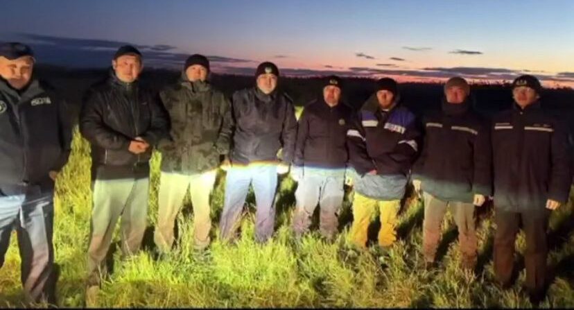 Пастух с лошадью застряли в болотистой местности в СКО