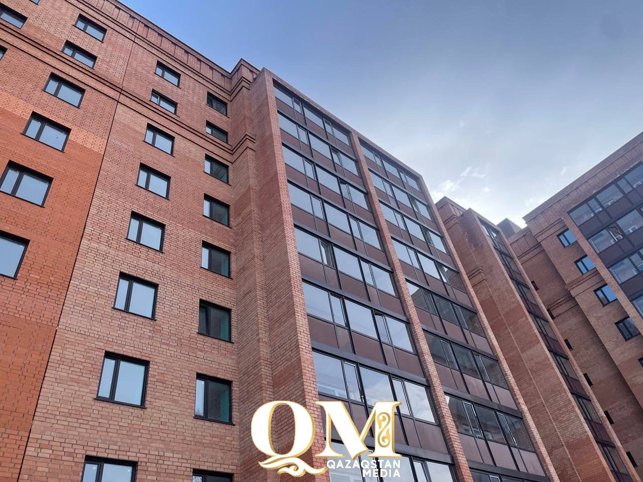 Пенсионерка выпала из окна четвертого этажа в Петропавловске