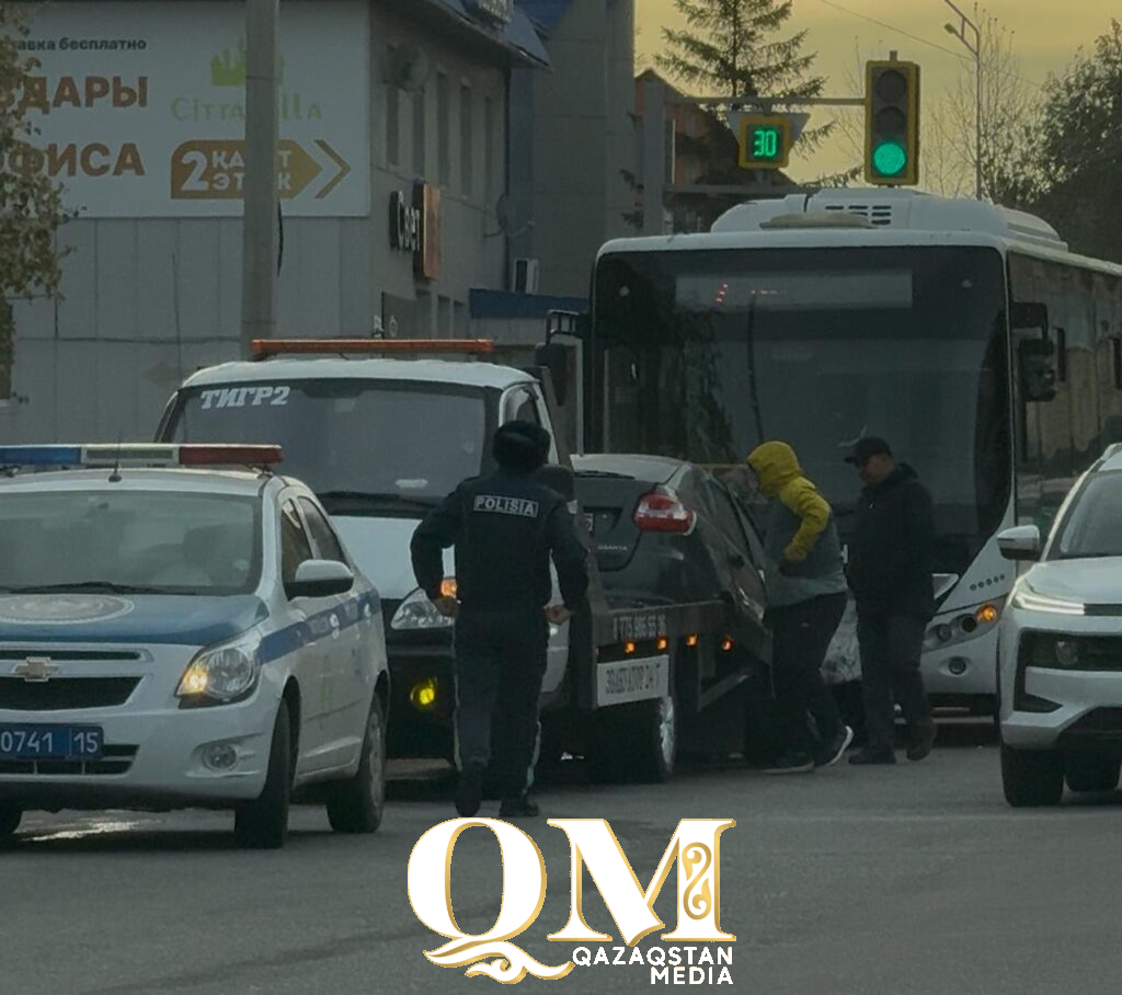 Двое человек пострадали в результате столкновения автобуса и легковушки в Петропавловске