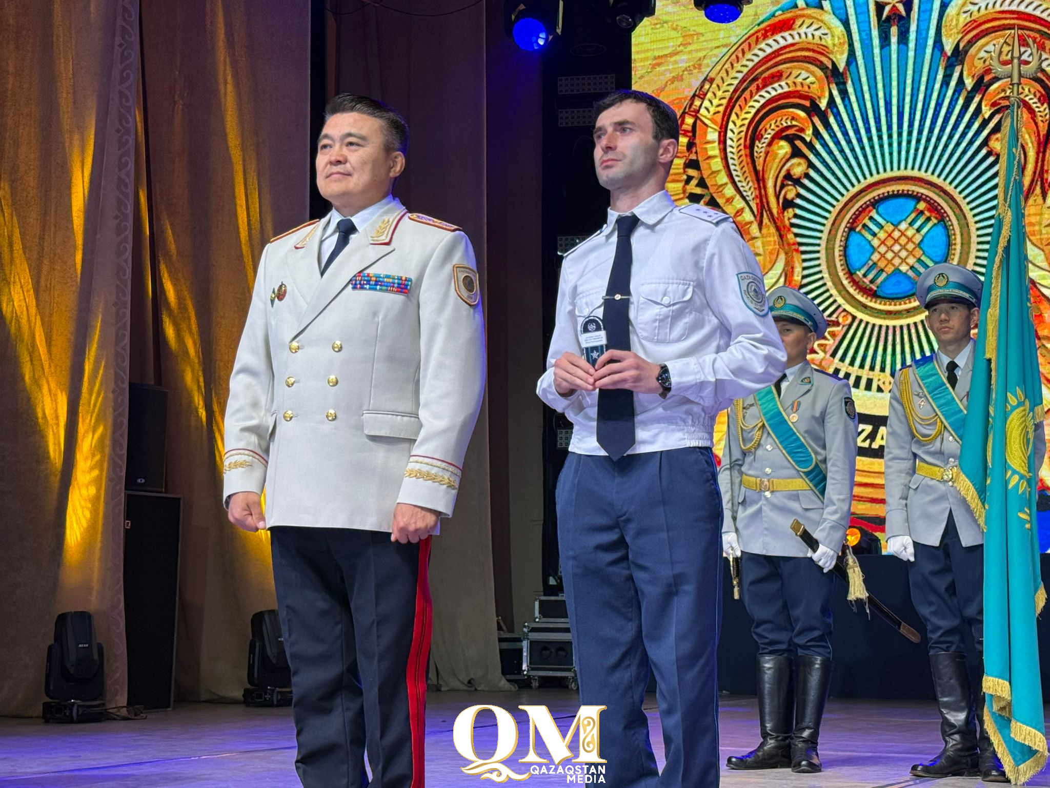 За закон и порядок: ко Дню Республики наградили полицейских СКО