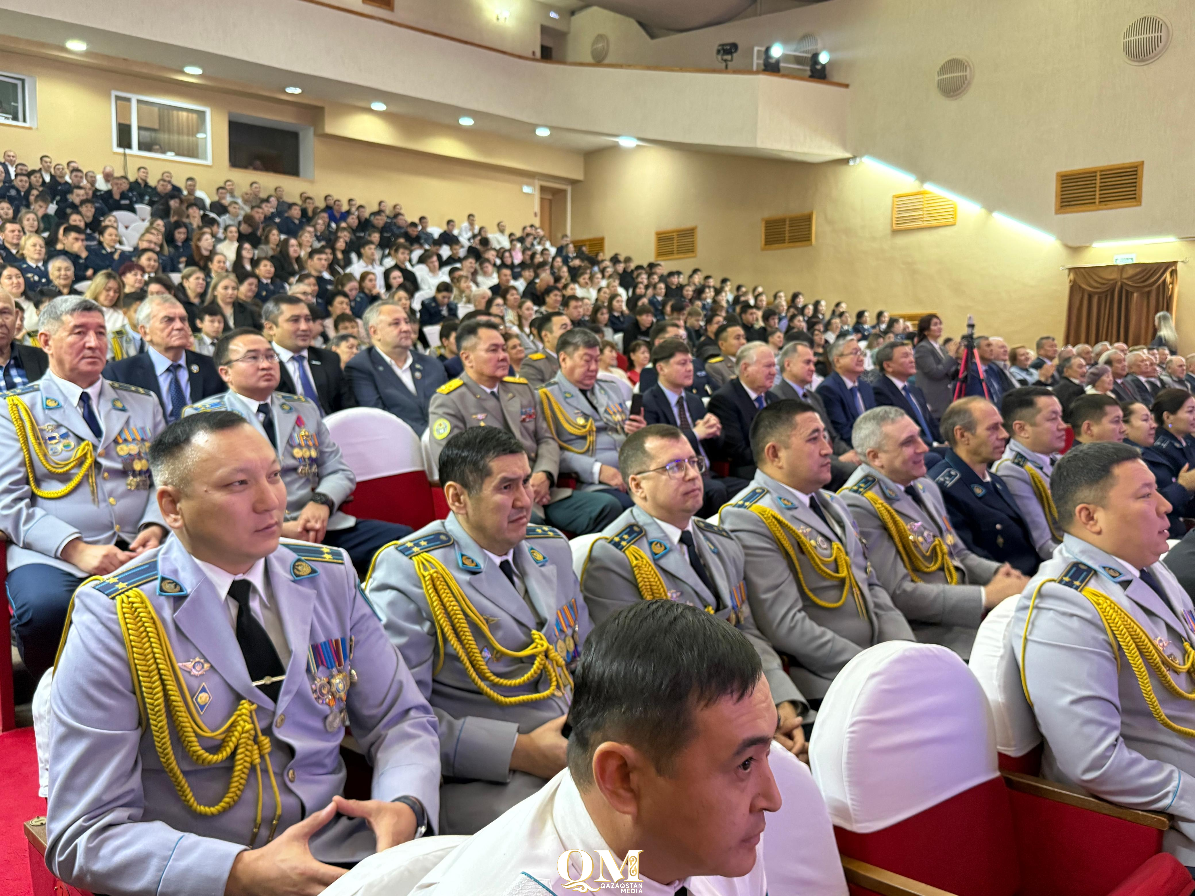 За закон и порядок: ко Дню Республики наградили полицейских СКО