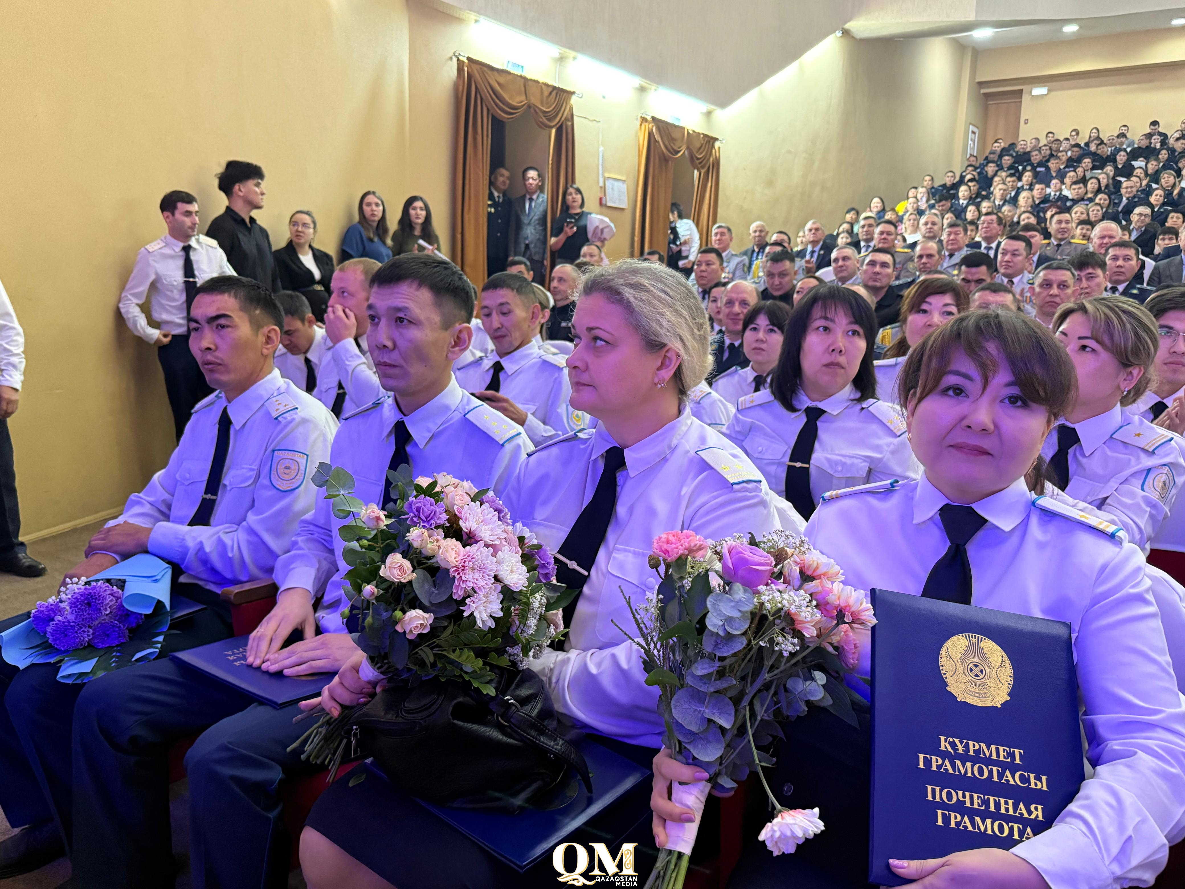 За закон и порядок: ко Дню Республики наградили полицейских СКО