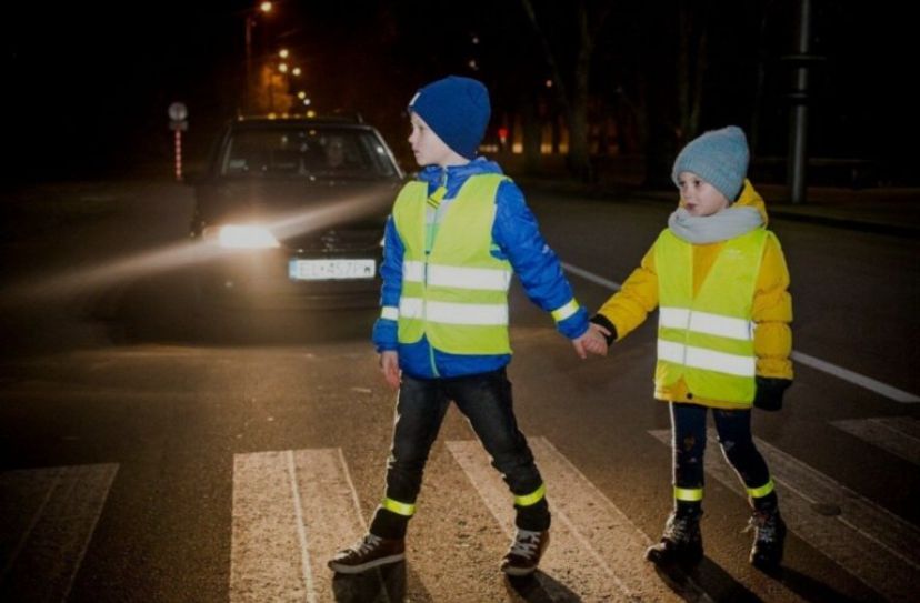 «Папа, переведи через дорогу»: полицейский запустил проект по безопасности школьников в Петропавловске
